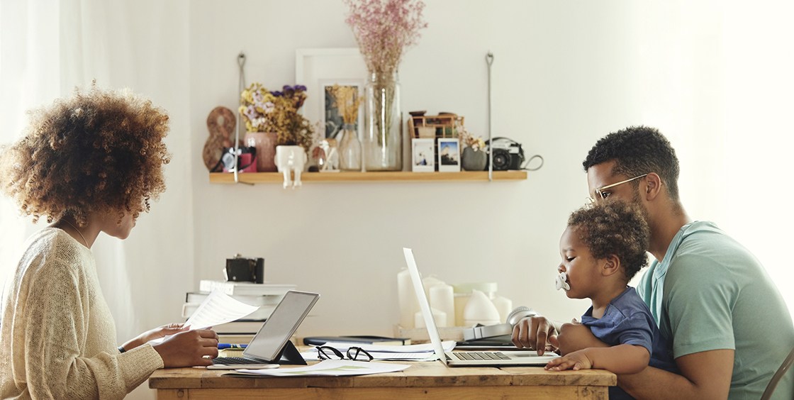 Pareja estudiando junto a su hijo