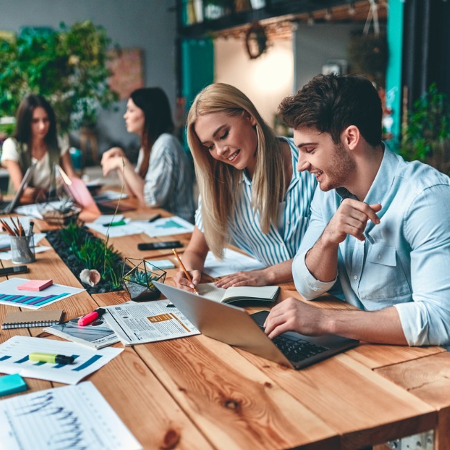 jovenes empresarios reunidos