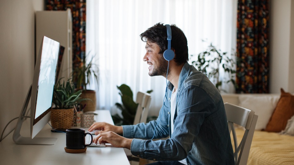 Estudiar un posgrado online, un hombre trabajando en la computadora