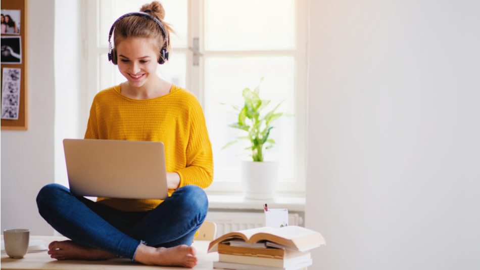 Estudiante experimentando los beneficios de la educación virtual desde casa