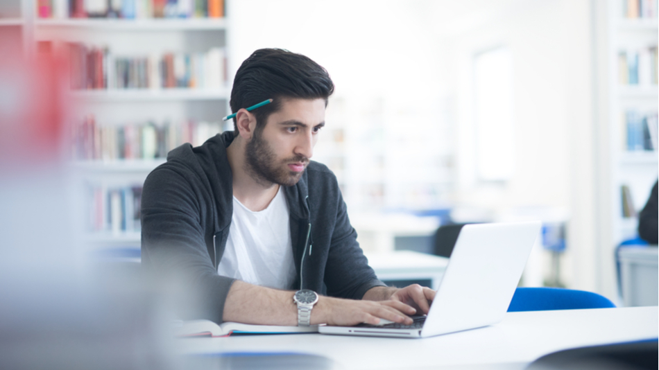 Alumno gestionando su tiempo en un entorno de educación virtual