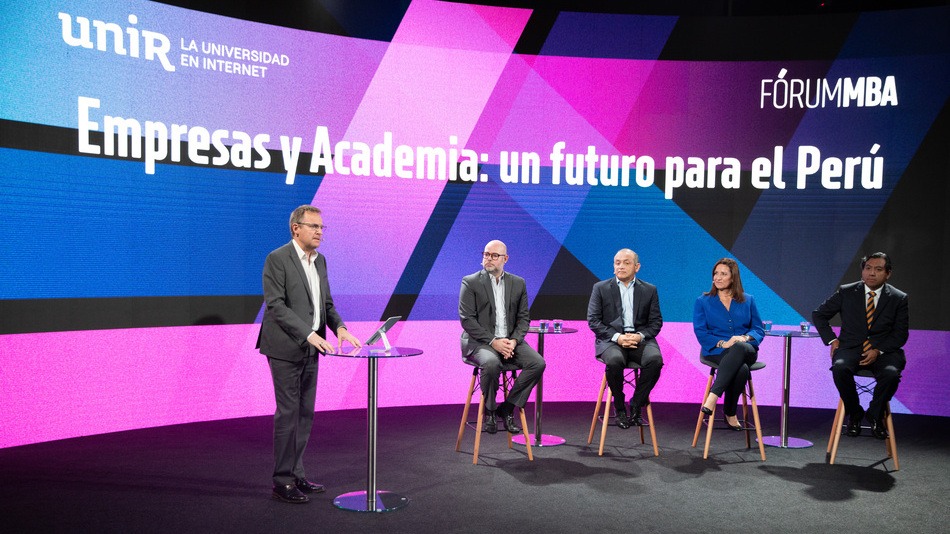 Mesa redonda "Empresas y academia: un gran futuro para el Perú"