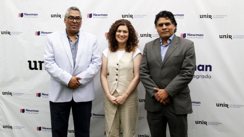 Paula lamo entre los estudiantes Carlos Yzaguirre (izquierda) y Jorge Quesquen (derecha).