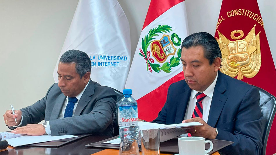 Francisco Morales Saravia, presidente del TC, y Martín Santivañez, country manager de UNIR Perú, firman el convenio.