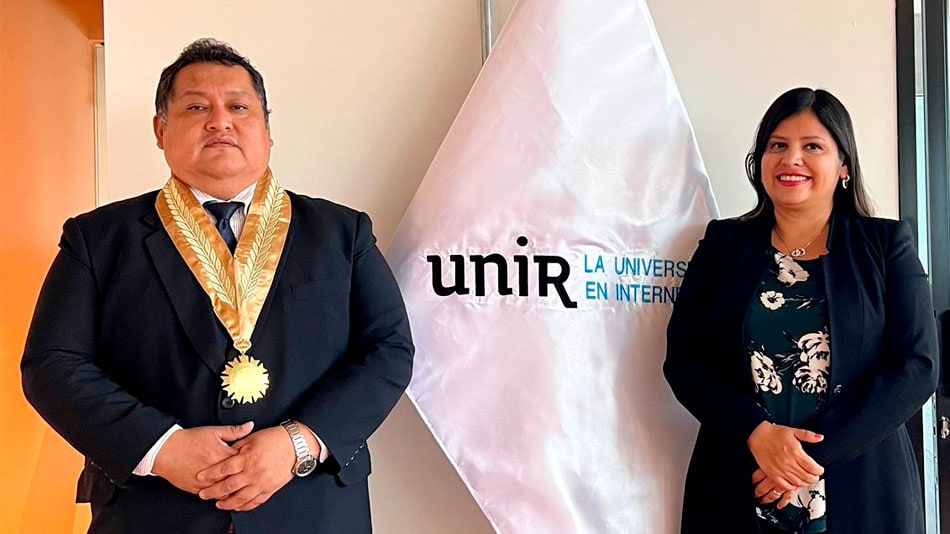 Dr. Beeder Álvaro Ponce, decano del Colegio de Abogados de la Selva Central, y Karla Blas Chávez, gerente de Desarrollo Institucional de UNIR en Perú.