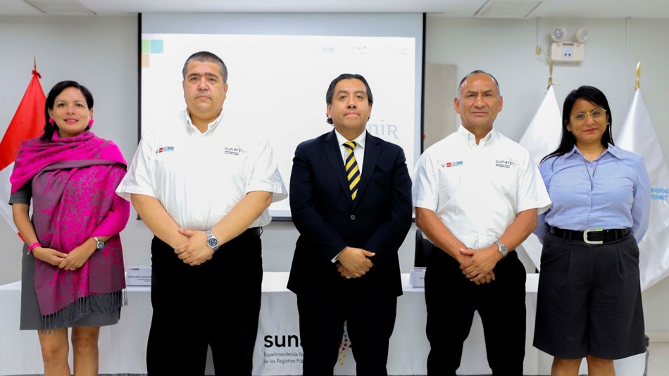 Silvia Ruiz Zarate, gerente general de SUNARP; Armando M. Subauste Bracesco, superintendente nacional de SUNARP; Martín Santivañez, country manager de UNIR en Perú; Ángel Campos Obregón, jefe de la Oficina de Asesoría Jurídica de SUNARP y Carmen Sandoval Pinto, subdirectora de la Subdirección de Capacitación Registral de SUNARP.