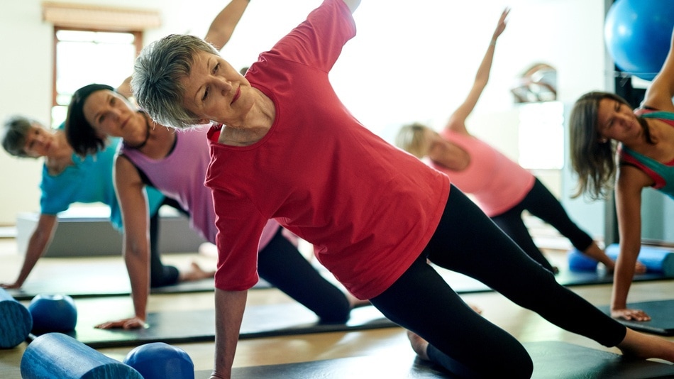 Mujeres adultas en clase de pilates