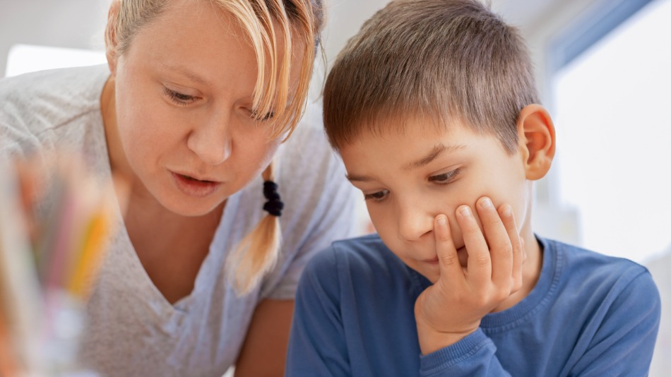 Psicopedagoga trabajando con un niño