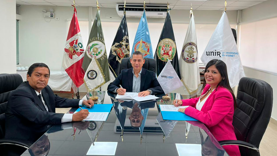 (izquierda) Mario Veramendi, director ejecutivo de PROEDUCA en el Perú; Luis Abelardo Solís Iparraguirre, gerente general de la SMMPP; y Karla Blas, gerente de Desarrollo Institucional de UNIR en el Perú.