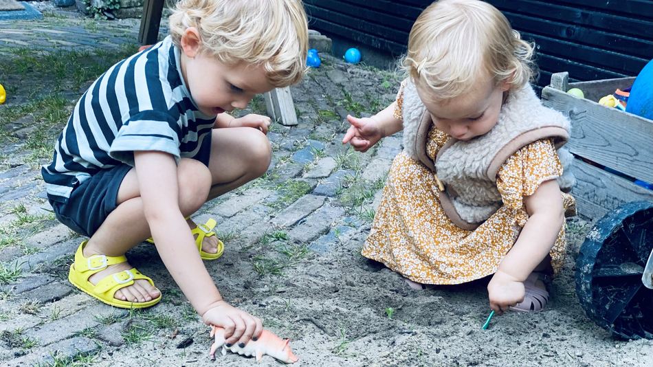 Dos niños de infantil jugando en la escuela para desarrollando su psicomotricidad