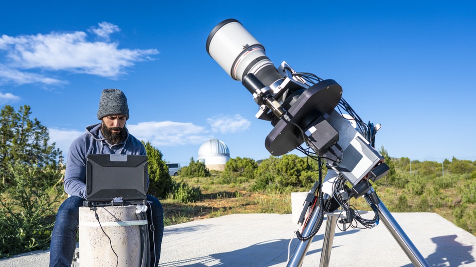 Astrónomo conectando el telescopio