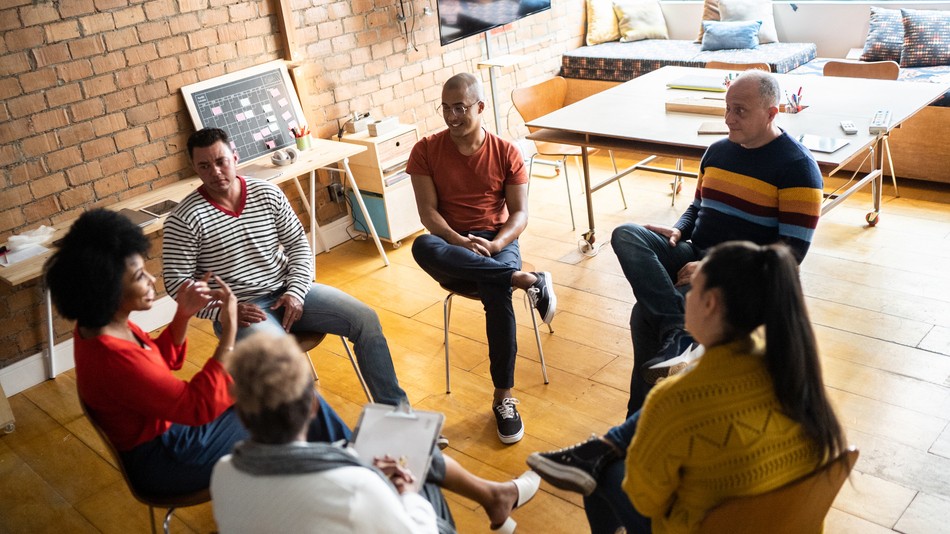 Personas en terapia de grupo