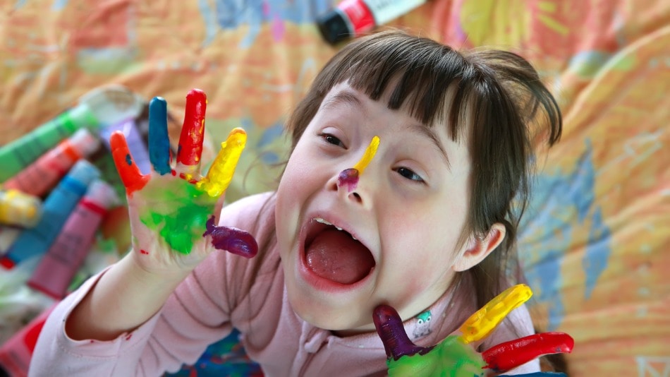 Niña de educación especial pintando