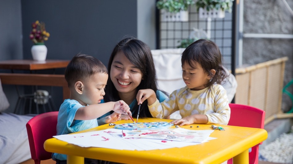 Profesora con niños de educación especial