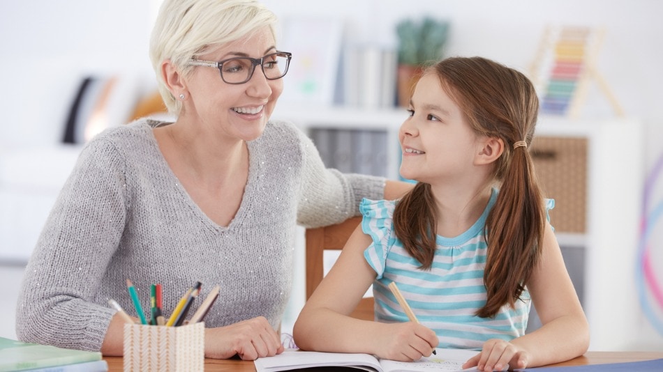 Profesora ayudando a una niña de educación especial