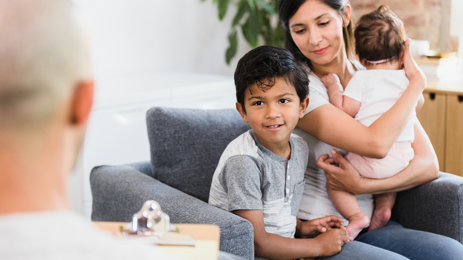 Niño con su madre en el psicólogo