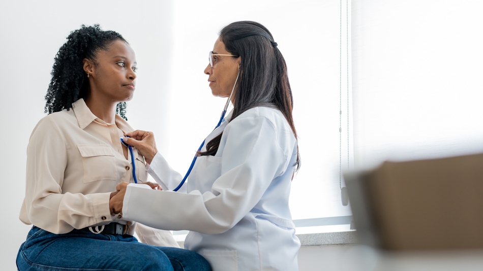 Doctora explorando a una paciente para una anamnesis clínica