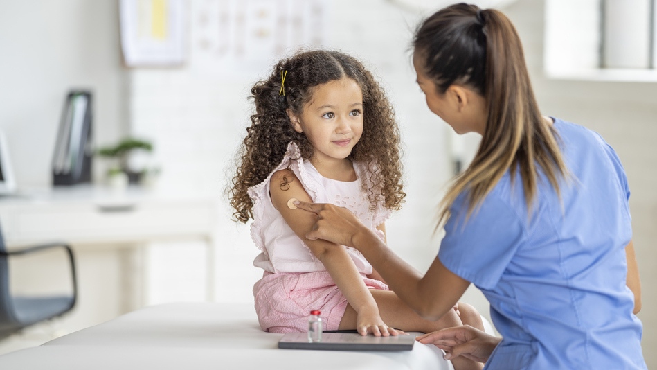 Enfermera atendiendo a una niña