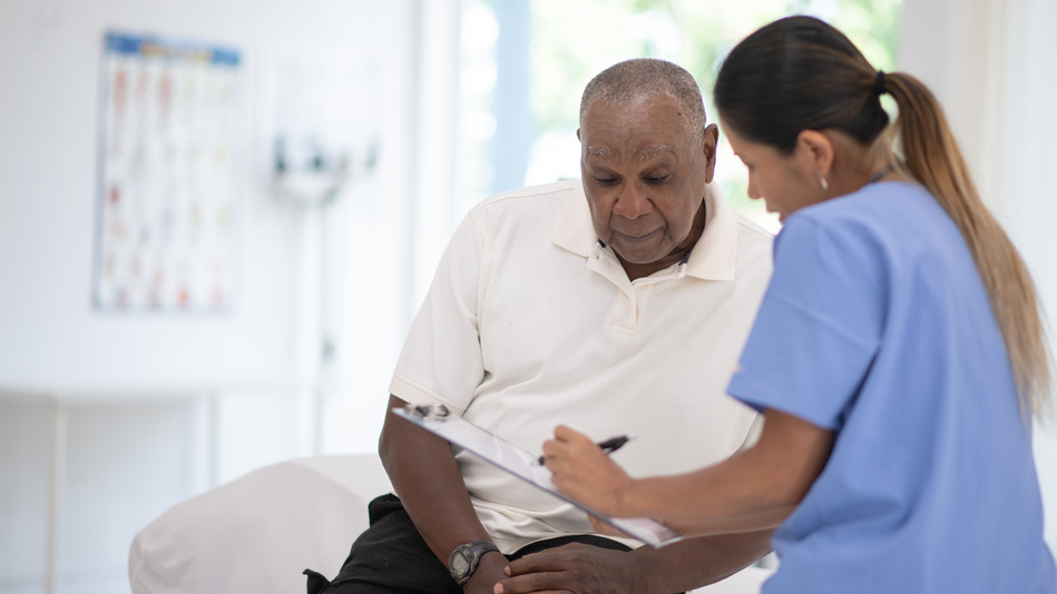 Médico enseñando a un paciente el resultado de prueba de gerontología