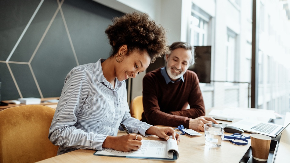 Mujer firmando un contrato laboral