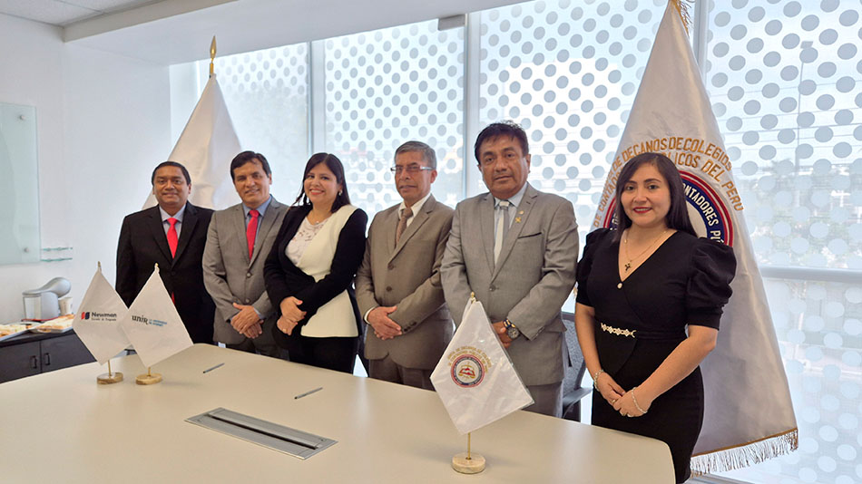 De izquierda a derecha: Mario Veramendi, director ejecutivo de PROEDUCA en Perú; Alfredo Saavedra Rodríguez, miembro del Comité Técnico Nacional de CPC; Karla Blas Chávez, gerente de Desarrollo Institucional de UNIR en Perú; Teodosio Ramírez Chávez, presidente de CPC; Helmer Rivas Benites, director secretario de CPC; y Steffany Juárez Seijas, gerente general de CPC.