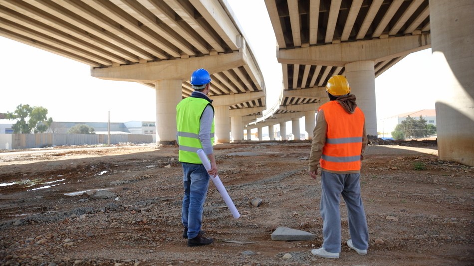 Diferencia entre riesgo y peligro operarios debajo de una estructura