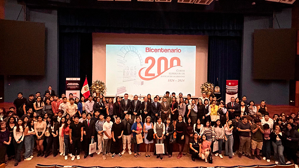 Foto de familia de organizadores, ponentes y asistentes a la Conferencia Internacional de Derecho Constitucional.