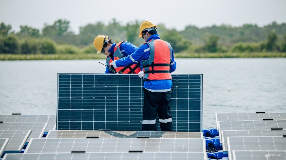 Profesionales en ingeniería ambiental supervisando proyecto de energía solar