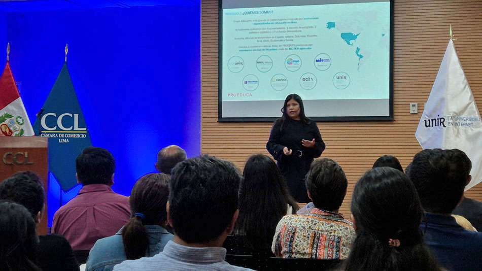 Karla Blas, gerente de Desarrollo Institucional de UNIR en Perú, en un momento de su ponencia.