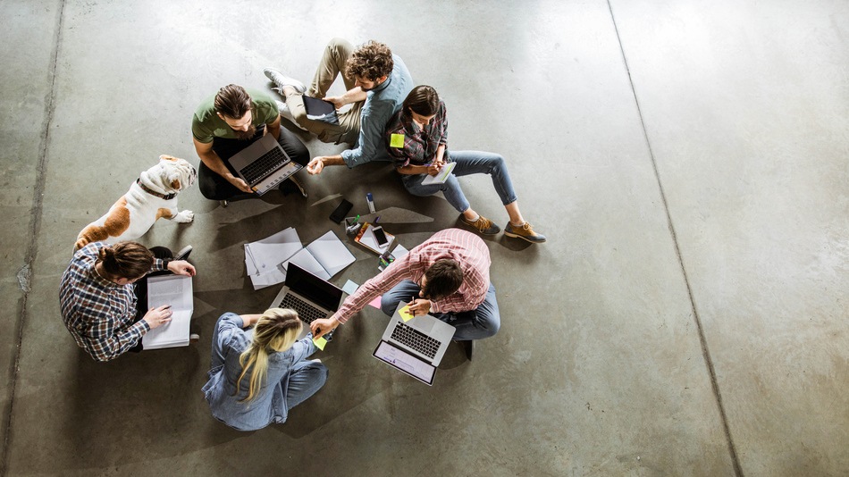 Grupo de jóvenes utilizando técnicas de lectura veloz