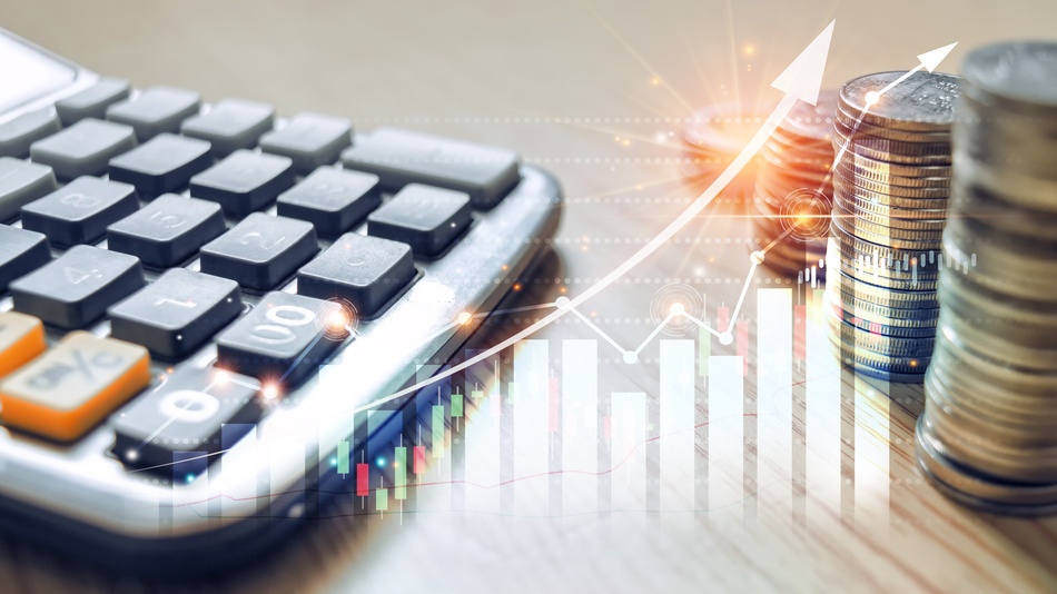 Tipos de economía hay 2 grandes áreas: macroeconomía y microeconomía calculadora, gráfico ascendente y pila de monedas