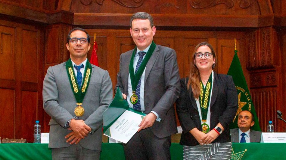 Tomás Aliste (en el centro) junto a Yvo Hora Ordinola, decano del Colegio de Abogados de La Libertad, y Andrea Rosa Lezama, directora de Promoción Académica y Cultural.