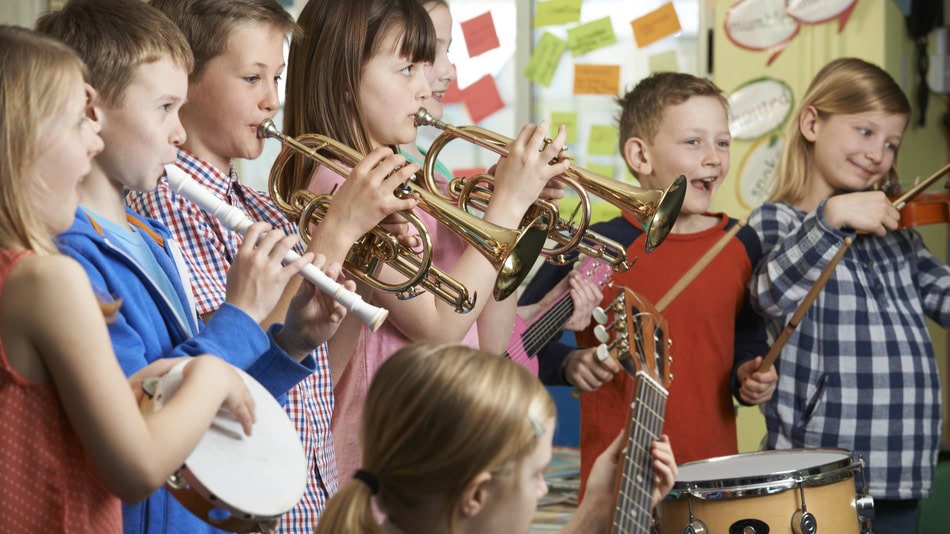 Participar en actividades musicales en grupo, como una banda, promueve la colaboración, la comunicación y el compartir con los demás.