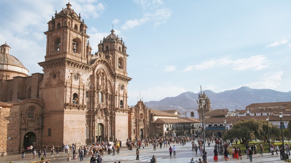 El contrato intermitente se aplica a sectores como el turismo, Iglesia de la Compañía de Jesús, Cusco, Perú