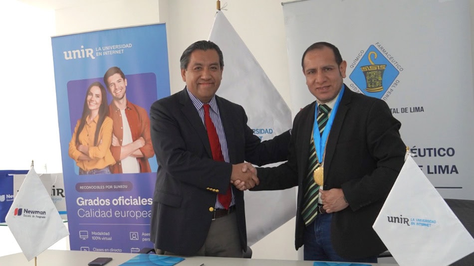 Martín Santivañez, country manager de UNIR en Perú, y Ever Rojas Chuquilin, representante del Colegio Químico Farmacéutico de Lima.