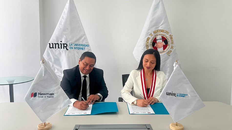 Mario Veramendi, director ejecutivo de UNIR en Perú, y Karen Cortez Gaona, vicedecana nacional del Colegio Profesional de Relacionistas Públicos del Perú.