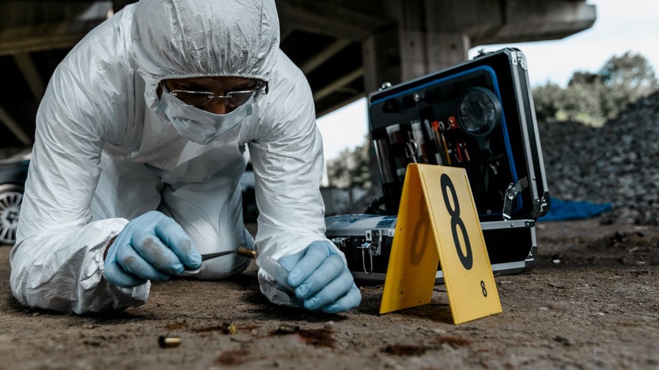 Estudiar criminalística también abre las puertas a labores más especializadas, como la balística