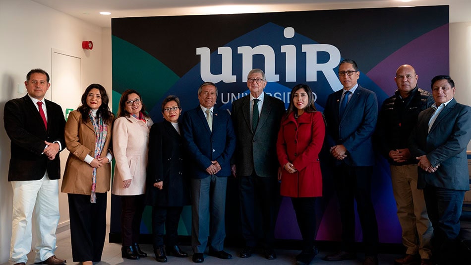 Rafael Puyol en el centro rodeado por los miembros de la Universidad Nacional de Trujillo.