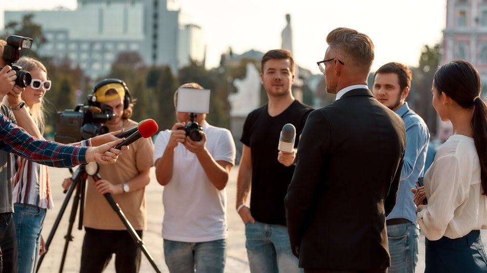 La comunicación política es un proceso interactivo que incluye la transmisión de información entre políticos, medios de comunicación y el público