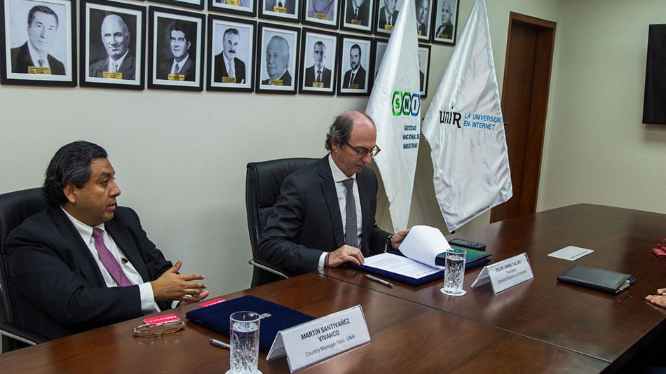 Martín Santivañez, country manager de UNIR en Perú, y Felipe James Callao, presidente de la SIN.