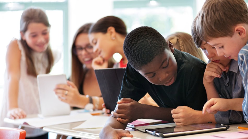 El aprendizaje cooperativo es comúnmente utilizado en las aulas