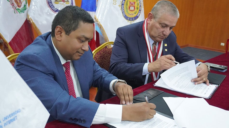 Mario Veramendi, director ejecutivo de UNIR, y Onofre Pizarro Chima, decano del Colegio de Contadores de Lima.