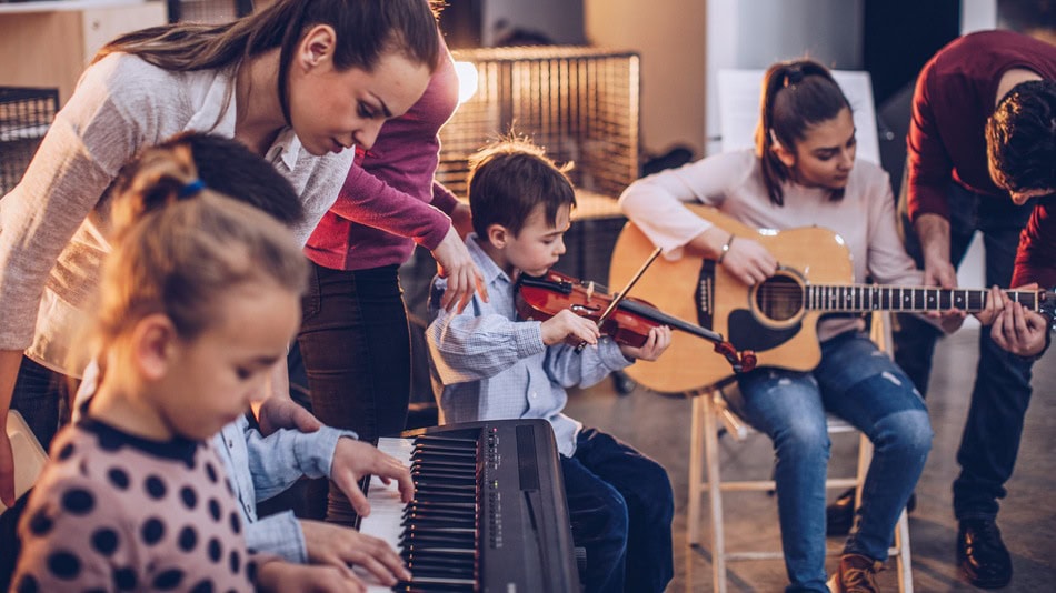 La pedagogía musical es la aplicación de la música en la enseñanza y el aprendizaje a través de métodos como la experimentación