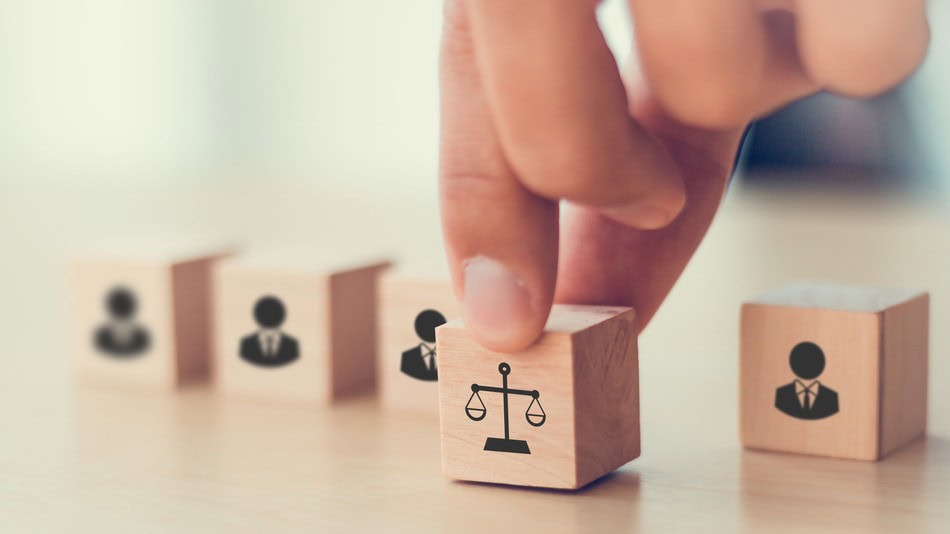 Tanto en el Perú como en la mayoría de países, el derecho laboral se aplica a través de la Constitución, la legislación laboral vigente, los decretos y los acuerdos firmados a nivel internacional