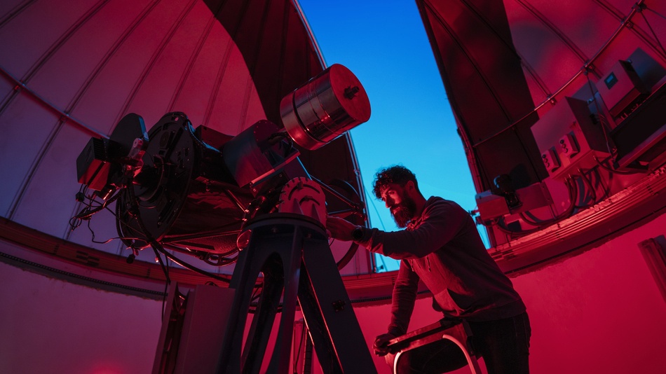 La astrofísica es una rama de la ciencia que emplea las leyes de la física para explicar los fenómenos astronómicos