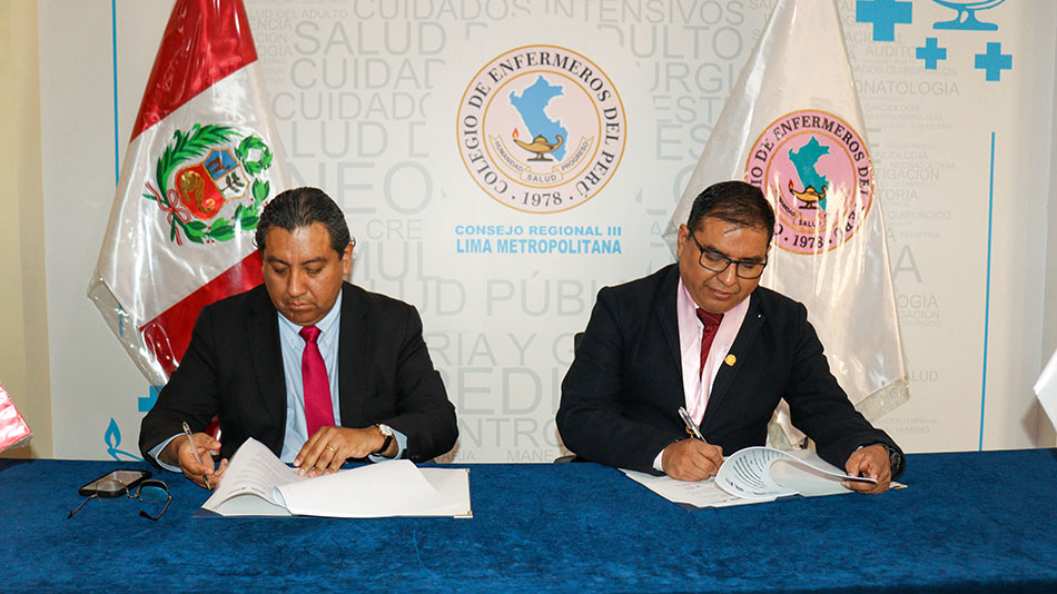 Martín Santivañez Vivanco, country mánager de PROEDUCA para América Latina, y Carlos Enrique Paipay Quispe, decano del Consejo Regional III, firman el convenio. 
