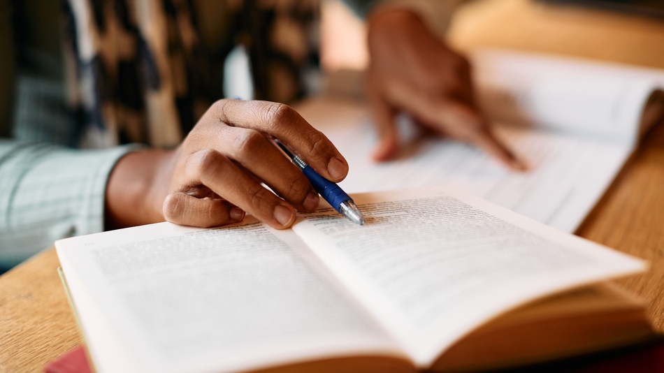 Prepararte bien para el examen de admisión implica más que solo estudiar, es un proceso que combina estrategia y estructura