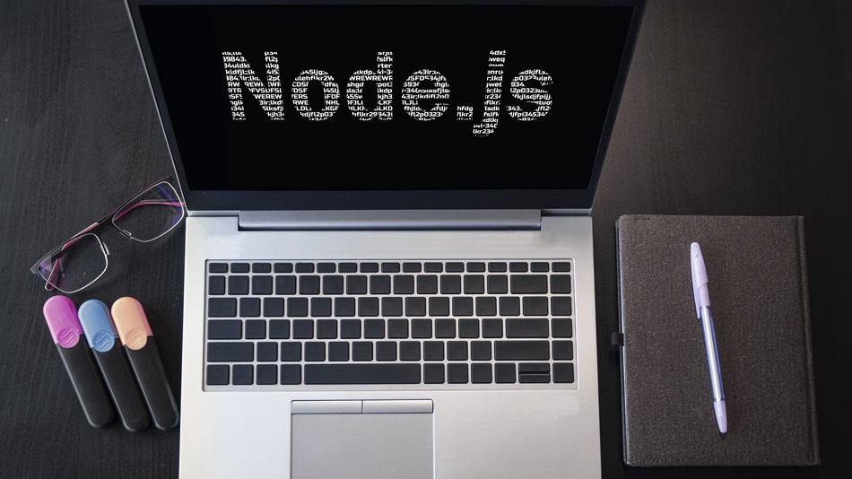 Node.js es un entorno de ejecución que permite usar JavaScript en los servidores para que las aplicaciones sean rápidas y soporten a un gran número de usuarios a la vez