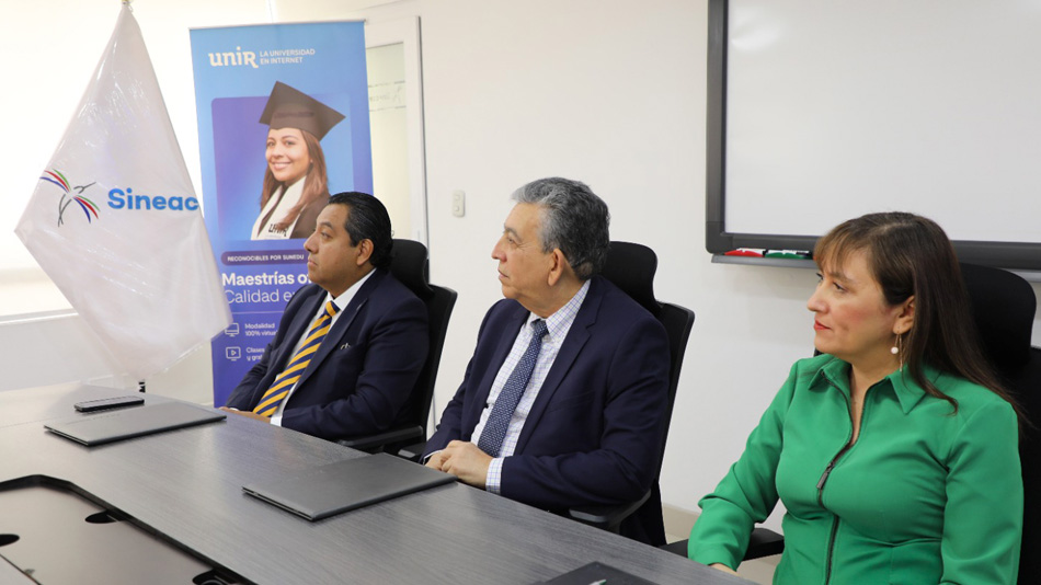 Martín Santivañez Vivanco, country manager de PROEDUCA para América Latina; Dr. Ángel Velázquez Fernández, presidente del Consejo Superior del SINEACE; y la Dra. Verónica Caffo Suárez, presidenta del Ipeba. 