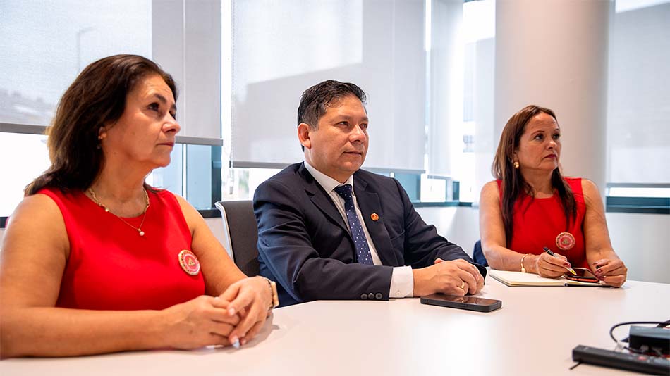 Delegación del Colegio de Ingenieros del Perú (CIP) formada por Lourdes del Pilar Carreras Caprile, directora tesorera, Edwin Chavarri Carahuatay, decano, y Susana Gálvez Polo, jefa de proyectos de inversión.